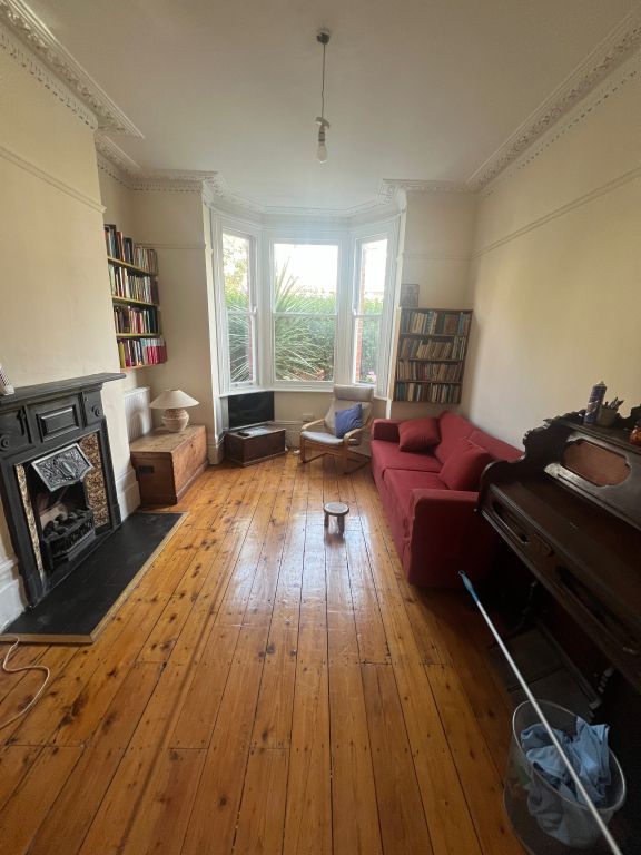 Room Grove Hill Road in Greater London