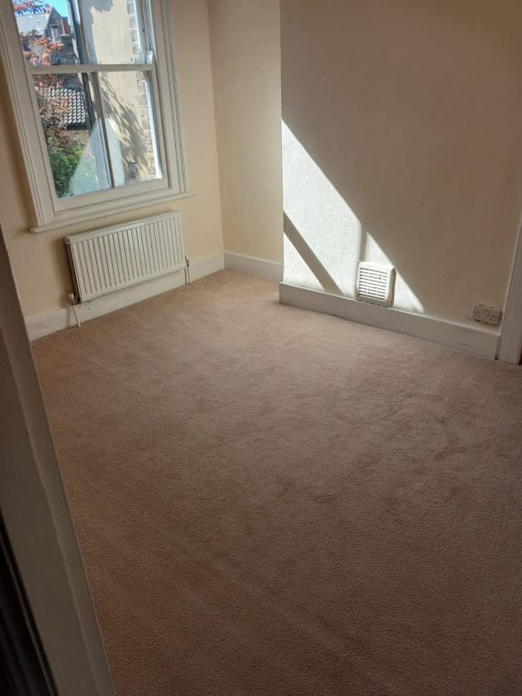Room Grove Hill Road in Greater London