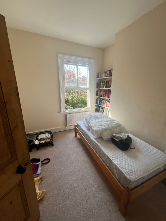 Room Grove Hill Road in Greater London