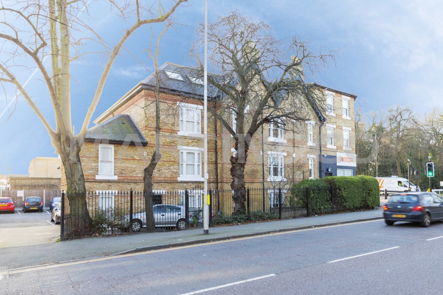 Flat Fitzgerald Road in Greater London