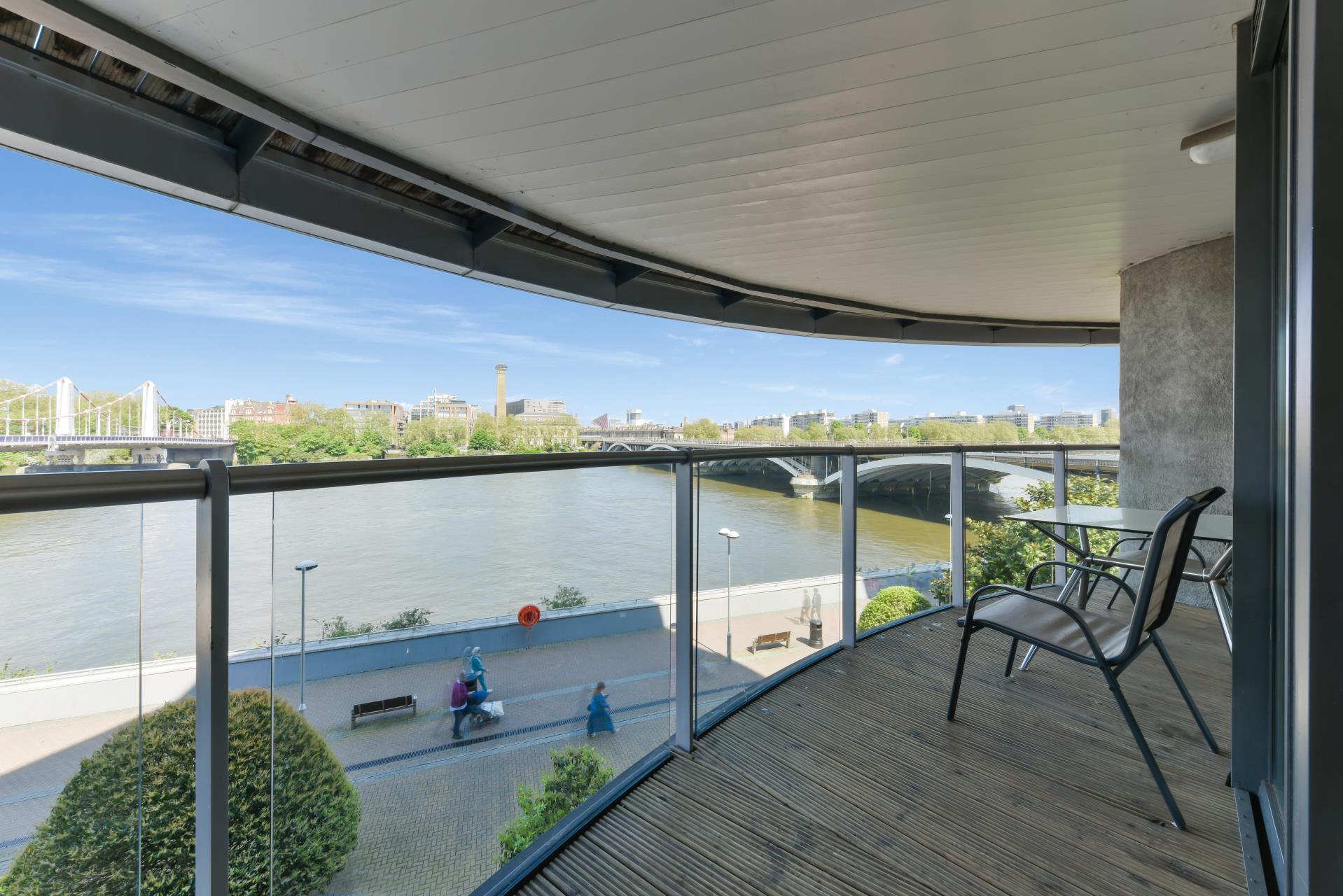 Flat Queenstown Road in Greater London