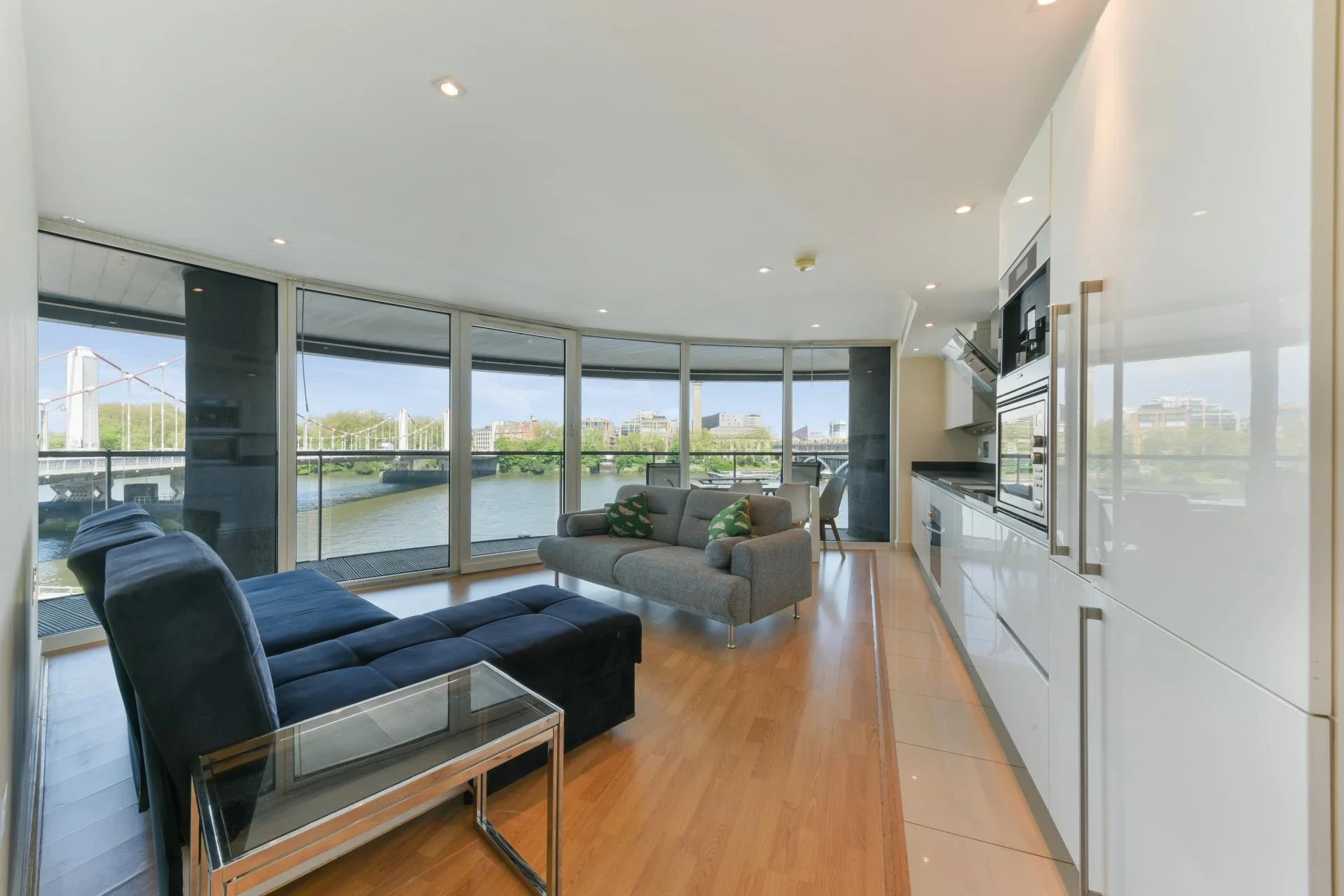 Flat Queenstown Road in Greater London