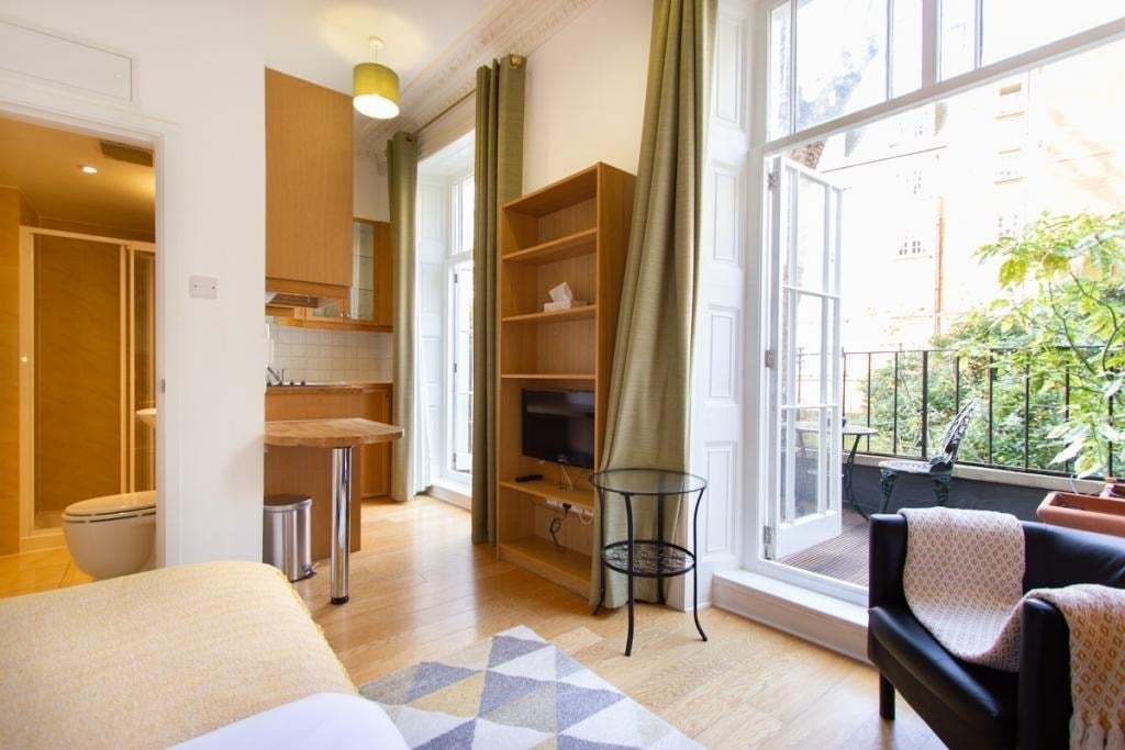 Flat Cartwright Gardens in Greater London