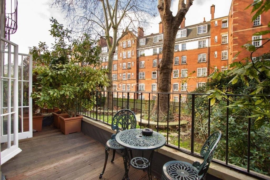 Flat Cartwright Gardens in Greater London