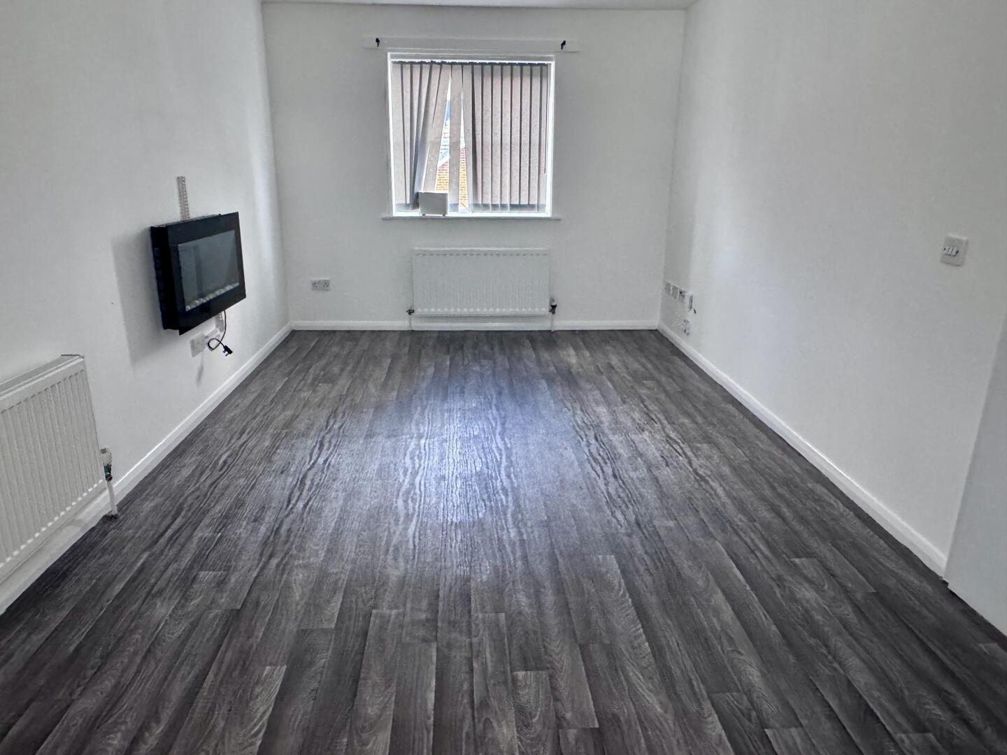 Flat Blueberry Avenue in Manchester