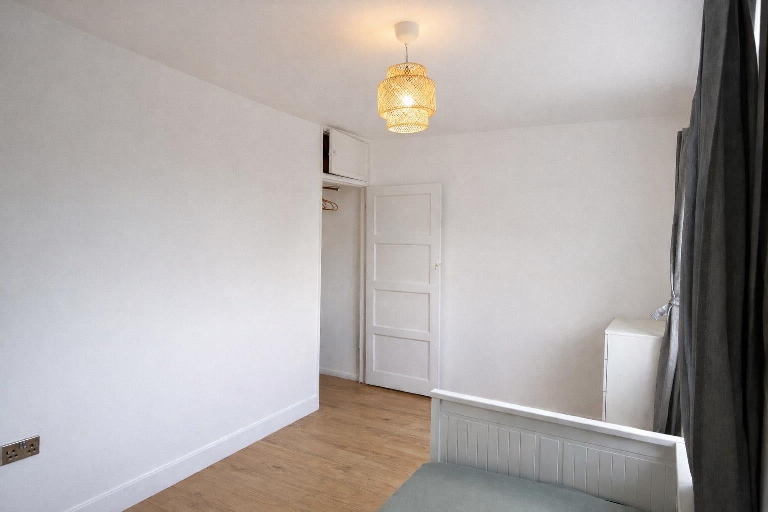 Room Lela Avenue in Greater London
