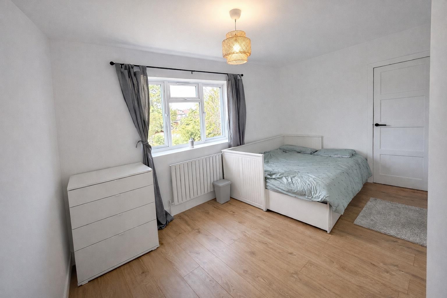 Room Lela Avenue in Greater London