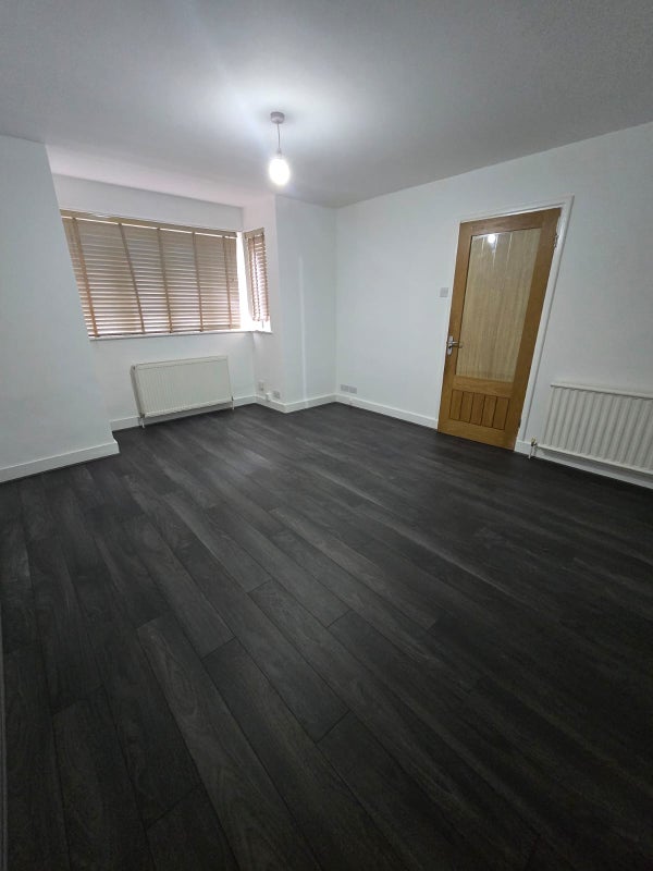 Flat New Road in Greater London