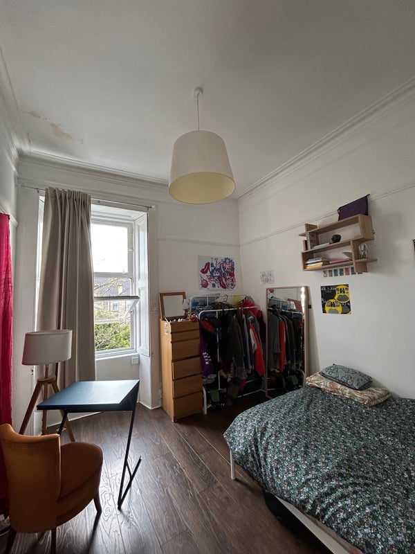 Room Albert Avenue in Glasgow