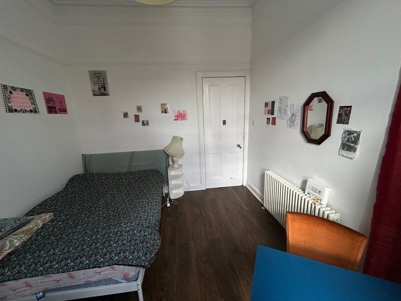 Room Albert Avenue in Glasgow