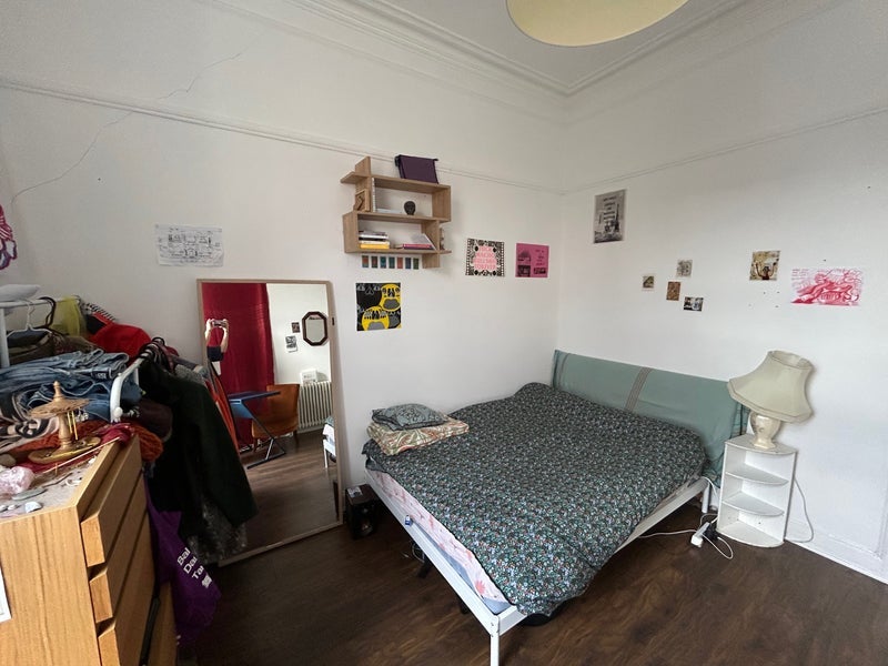 Room Albert Avenue in Glasgow