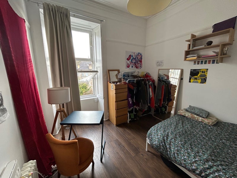 Room Albert Avenue in Glasgow