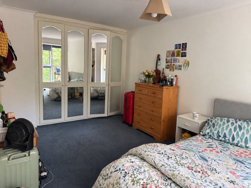 Room South Sea Street in Greater London