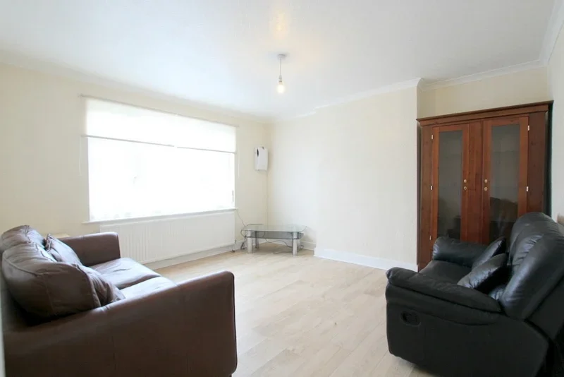 Flat Twickenham Road in Greater London