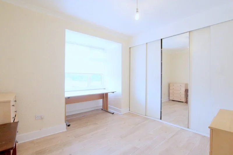 Flat Twickenham Road in Greater London