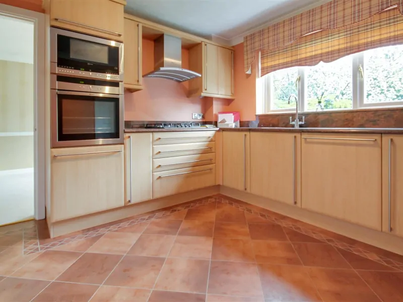 House Baylis Crescent in Mid Sussex