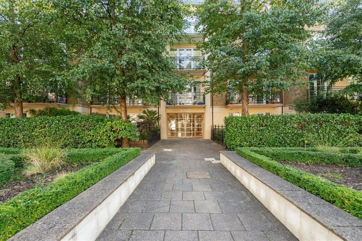 Flat Whitcome Mews in Greater London