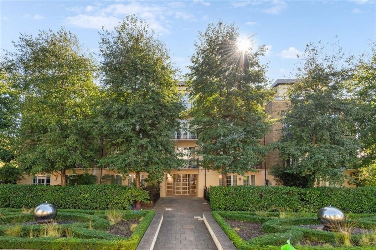 Flat Whitcome Mews in Greater London