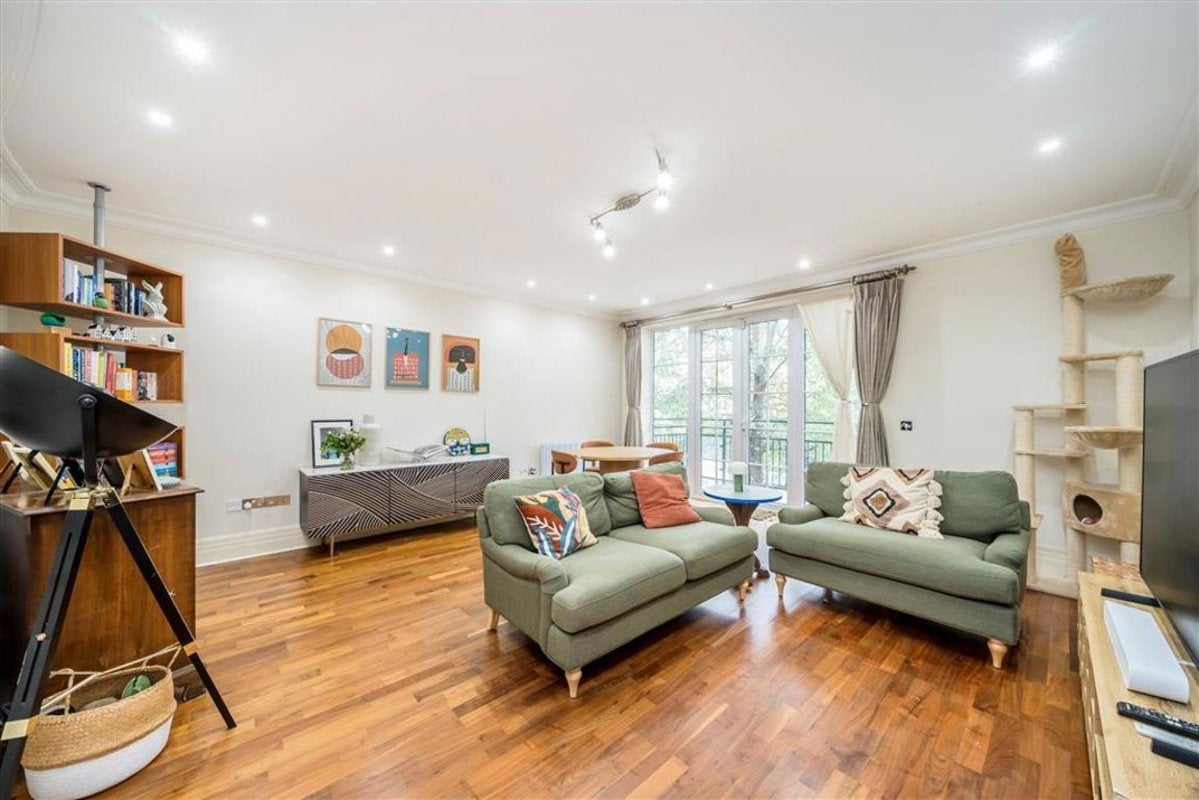 Flat Whitcome Mews in Greater London
