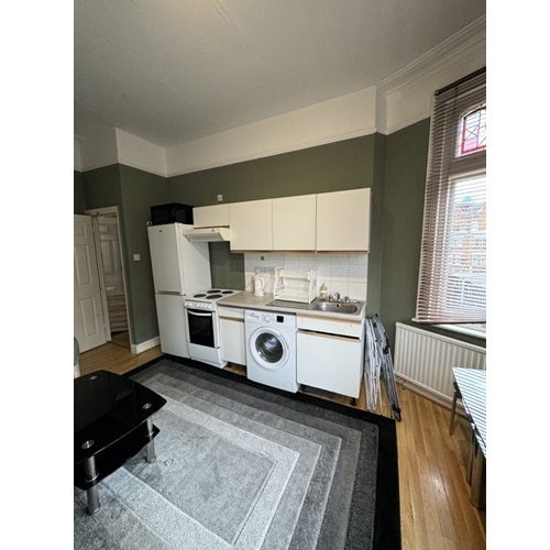 Flat Castletown Road in Greater London