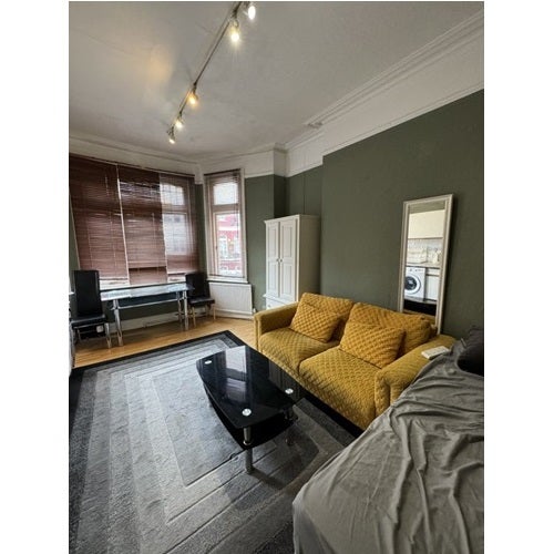 Flat Castletown Road in Greater London
