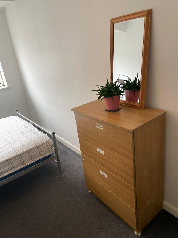 Room Newnham Road in Greater London