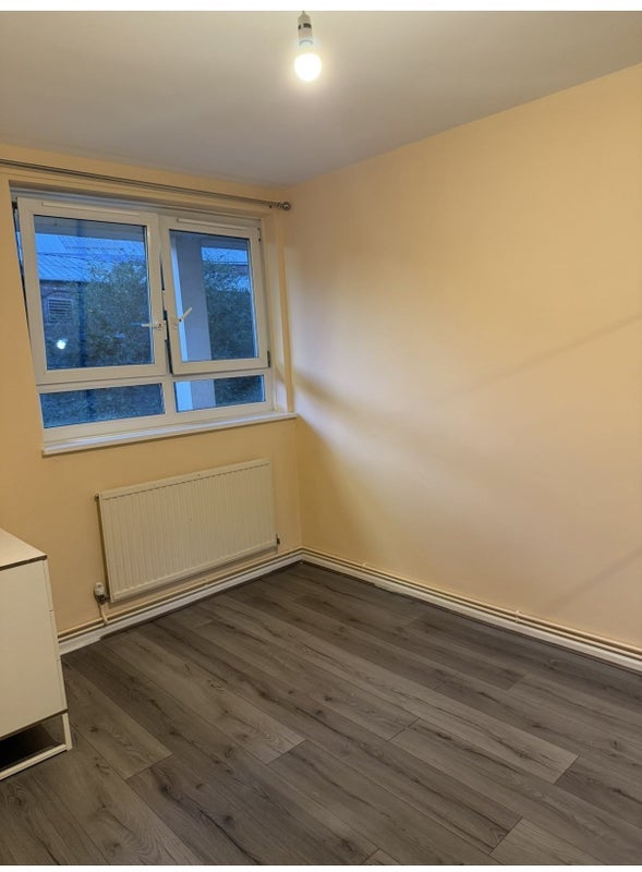 Room Gibbs Green Close in Greater London