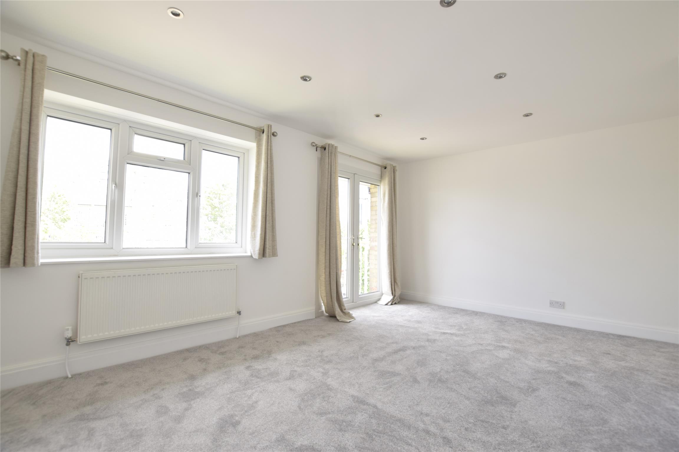 Flat Lebanon Gardens in Greater London