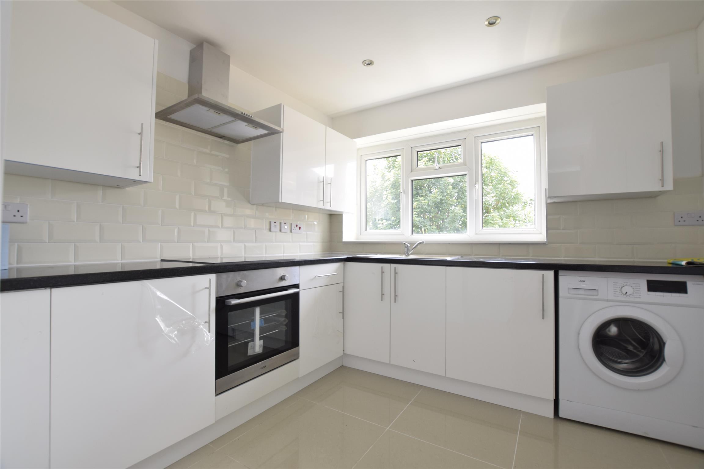 Flat Lebanon Gardens in Greater London