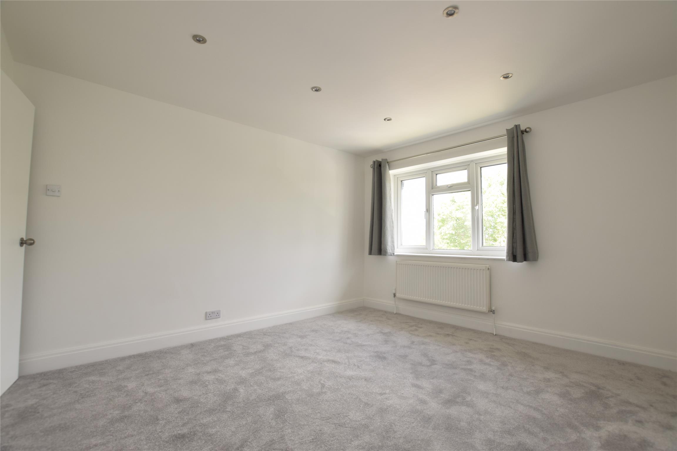 Flat Lebanon Gardens in Greater London