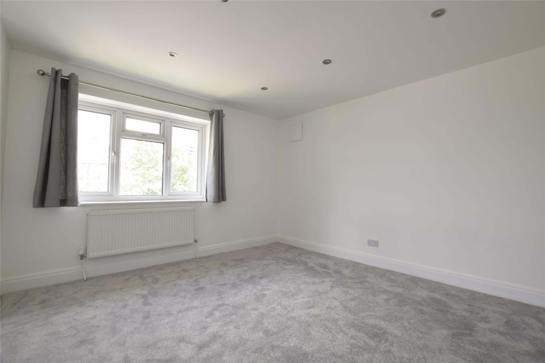 Flat Lebanon Gardens in Greater London