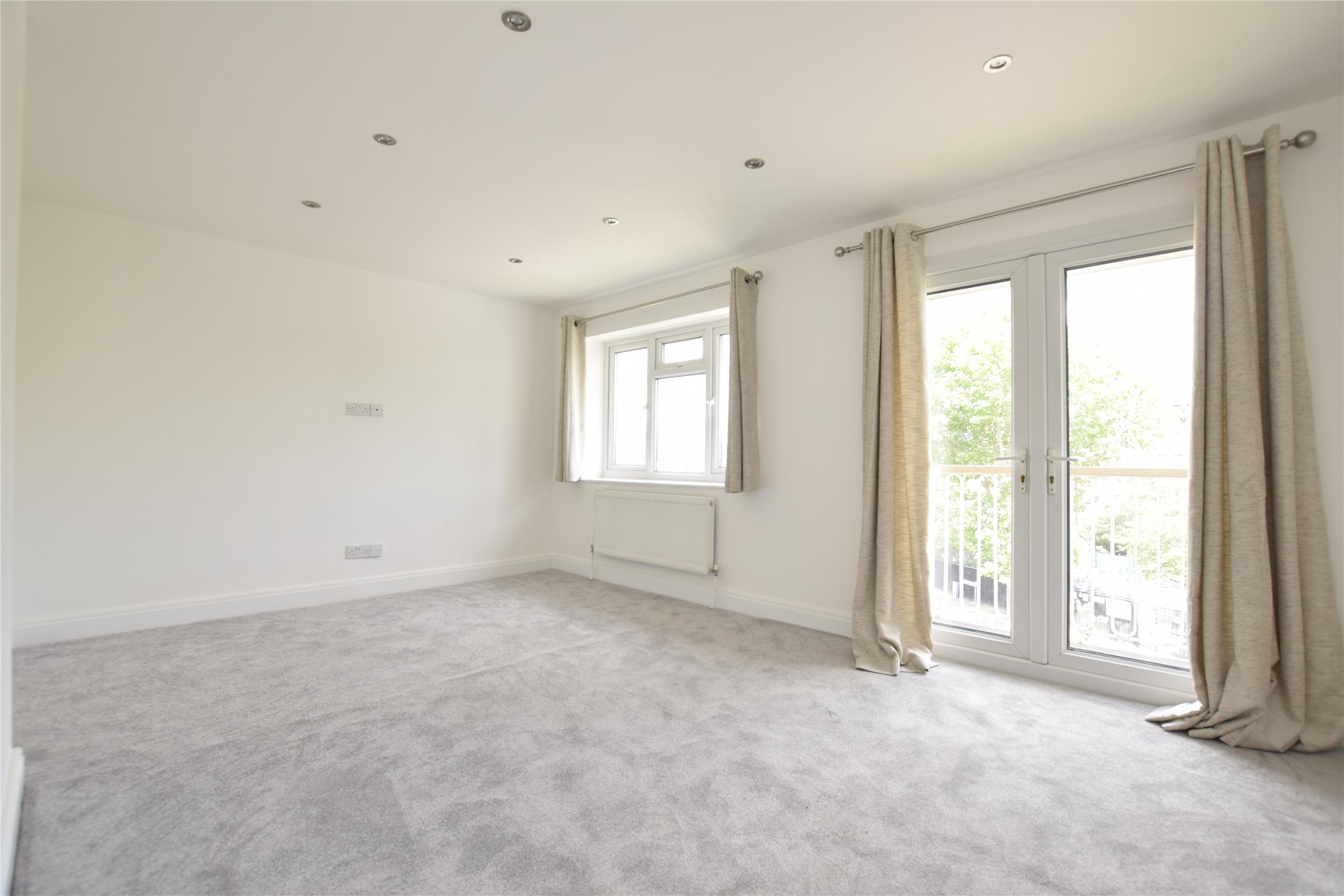 Flat Lebanon Gardens in Greater London