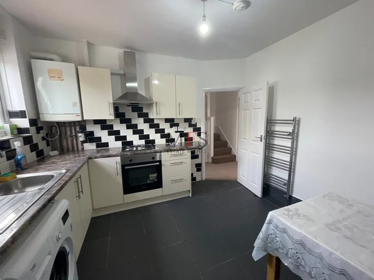 Flat Norwood Road in Greater London