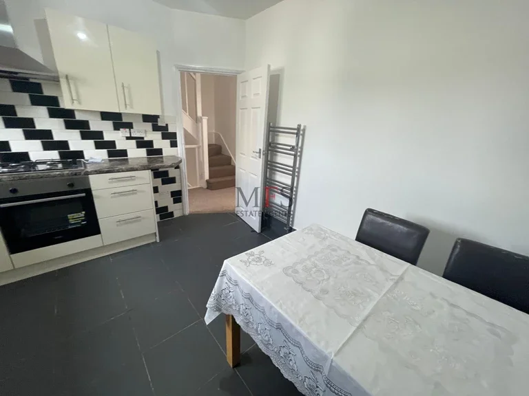 Flat Norwood Road in Greater London