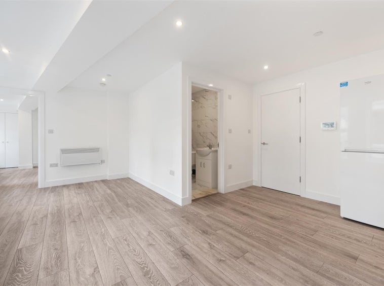 Flat Commercial Way in Woking