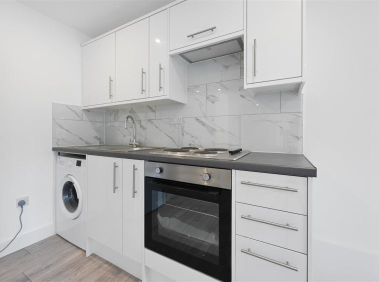 Flat Commercial Way in Woking