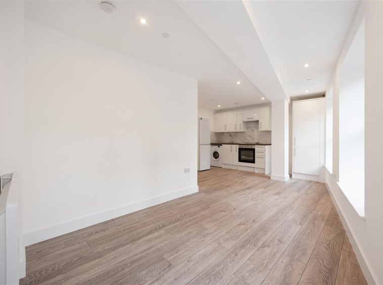 Flat Commercial Way in Woking