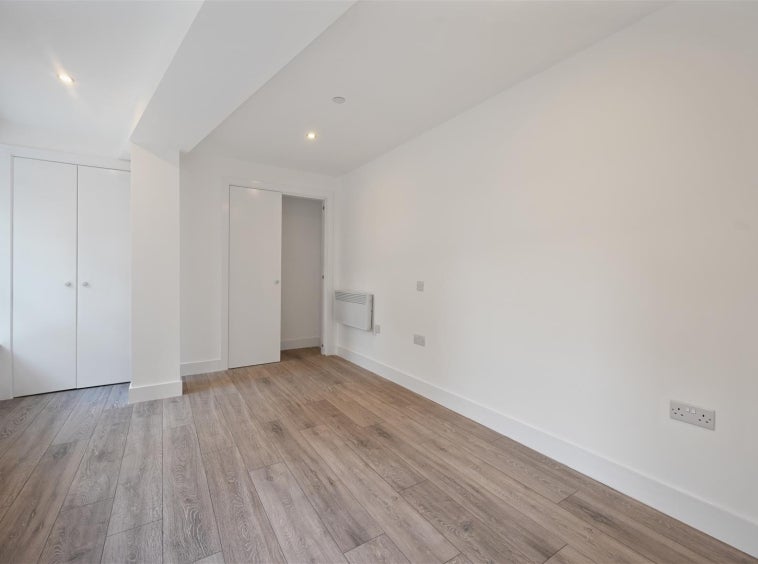 Flat Commercial Way in Woking