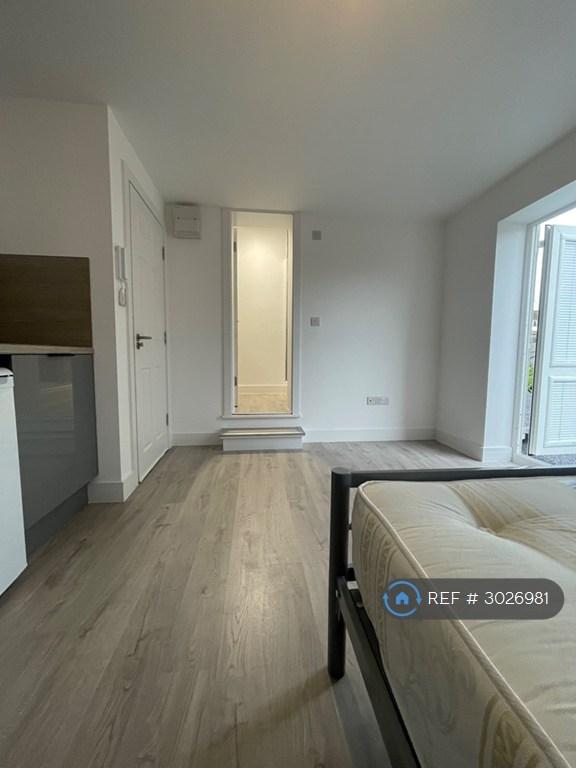 Flat Stewartsby Close in Greater London