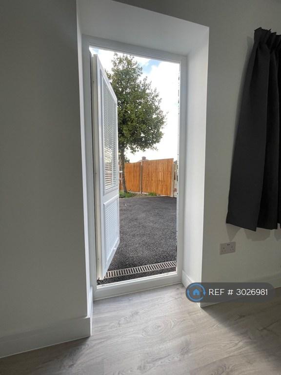 Flat Stewartsby Close in Greater London