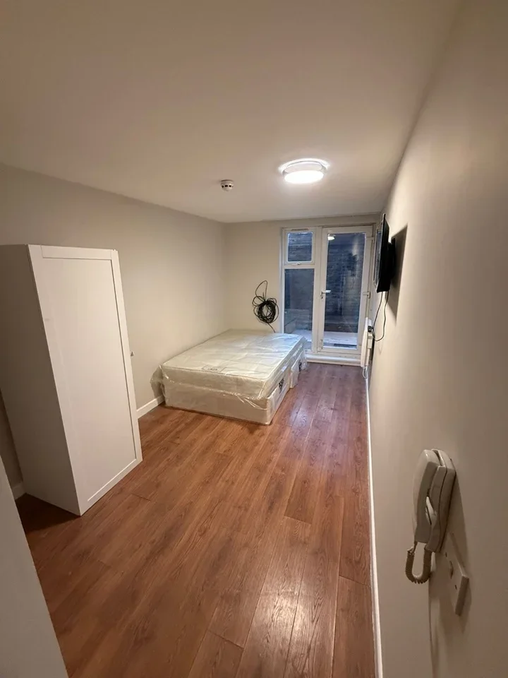Room High Road in Greater London