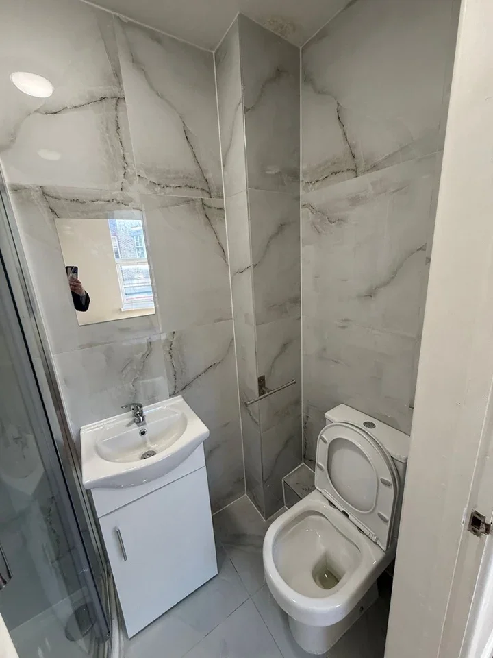 Room High Road in Greater London