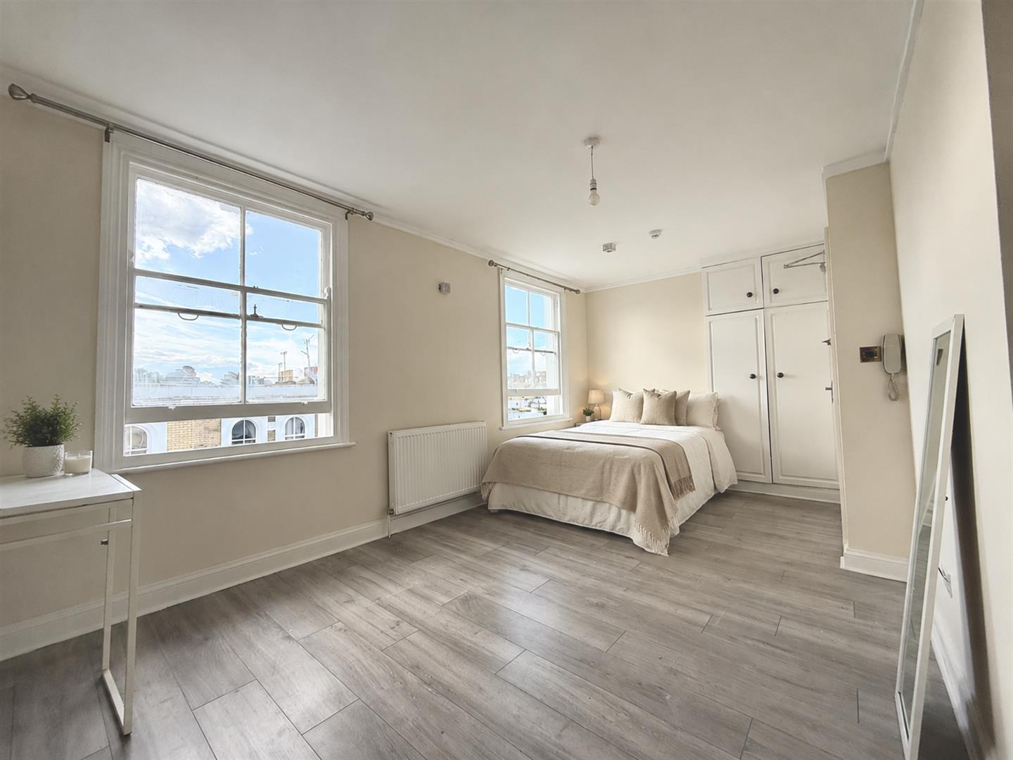 Room Hogarth Road in Greater London