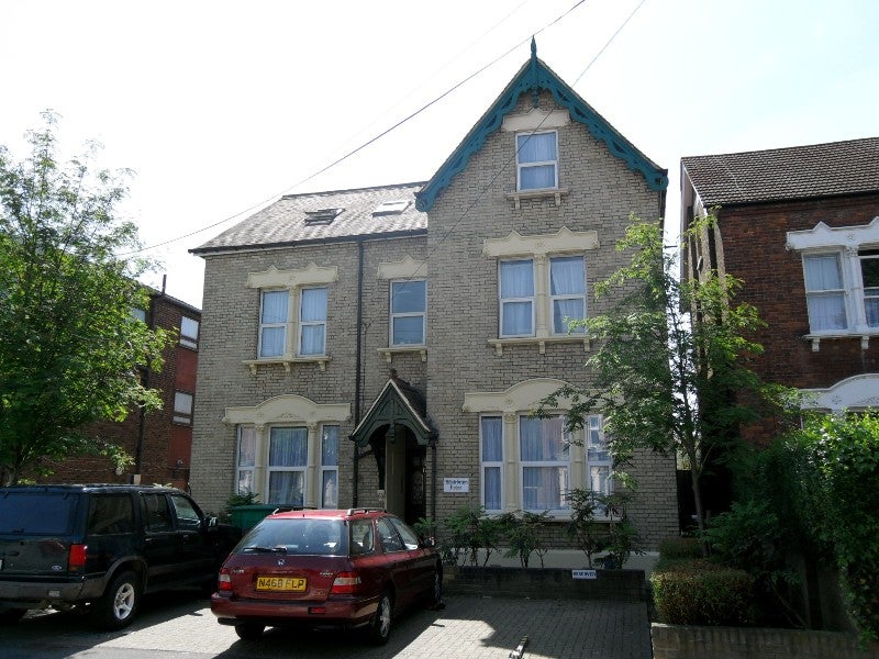 Flat Coventry Road in Greater London