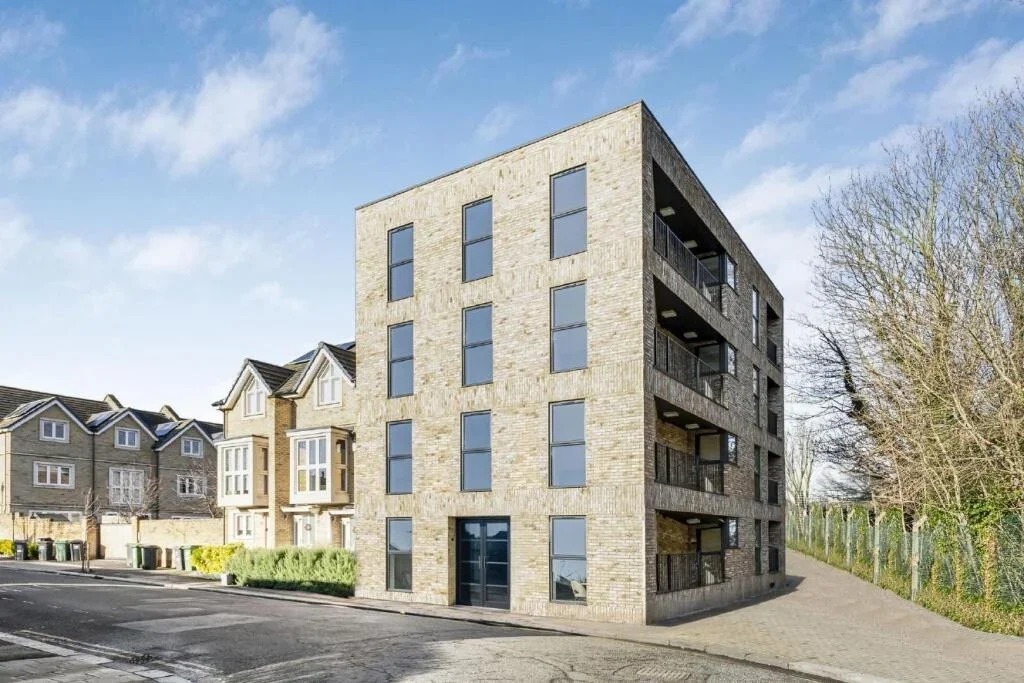 Flat Springbank Road in Greater London