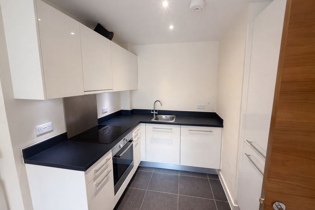 Flat Unwin Way in Greater London