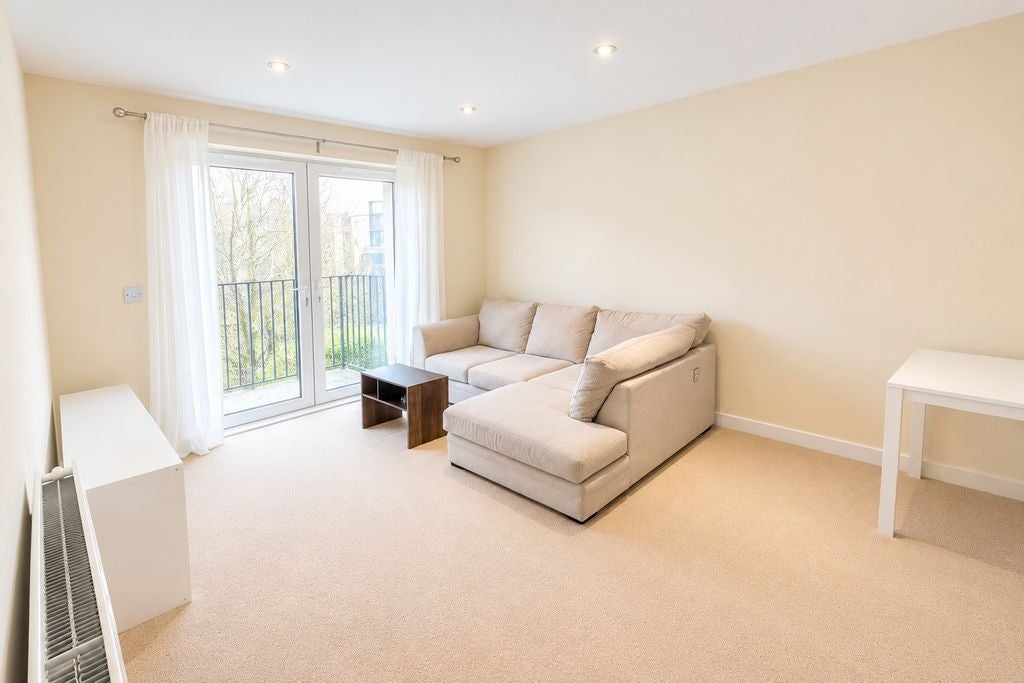 Flat Unwin Way in Greater London