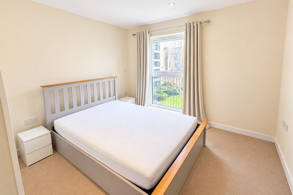 Flat Unwin Way in Greater London
