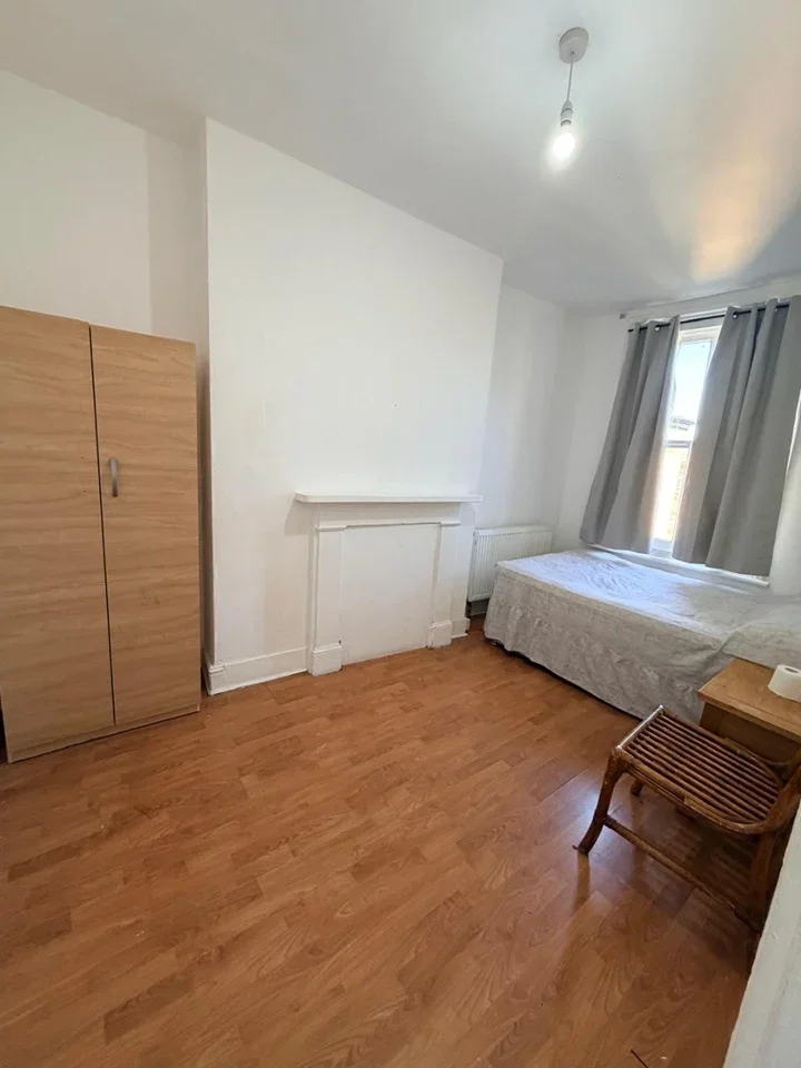 Room Acre Lane in Greater London