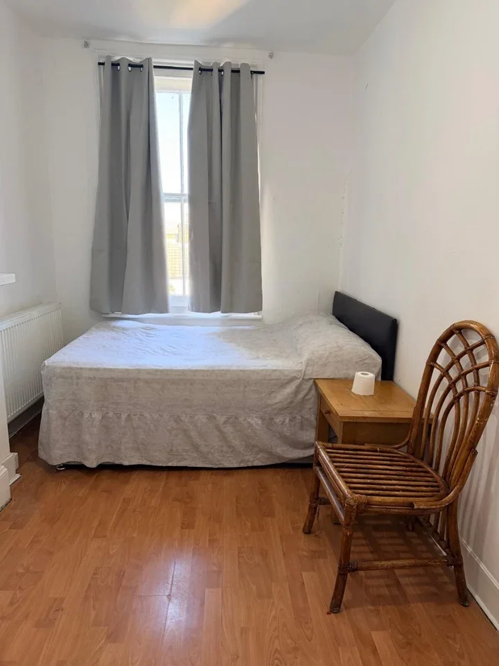 Room Acre Lane in Greater London